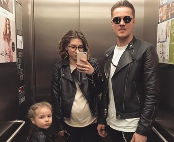 Лидер O.Torvald Женя Галич забрал жену и новорожденного сына из роддома: появилось видео