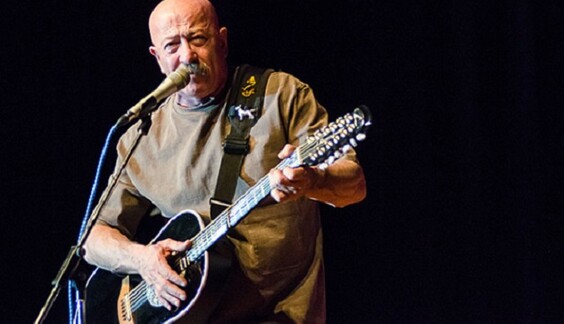 Александр Розенбаум во время концерта сломал три ребра