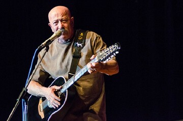 Александр Розенбаум во время концерта сломал три ребра