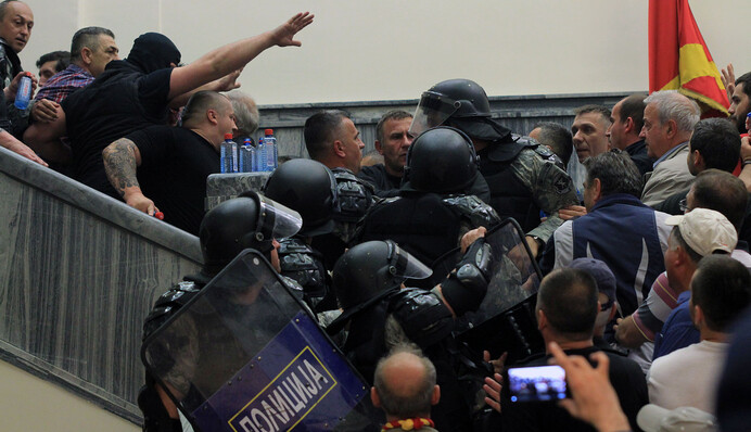 Штурм парламента в Македонии: что происходит и почему это выгодно России