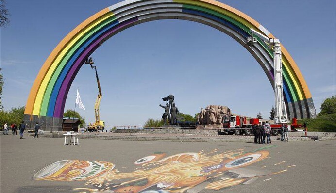 Вчера в интернете: как соцсети отреагировали на приближающиеся майские, перекрытие дорог и новую арку Дружбы народов