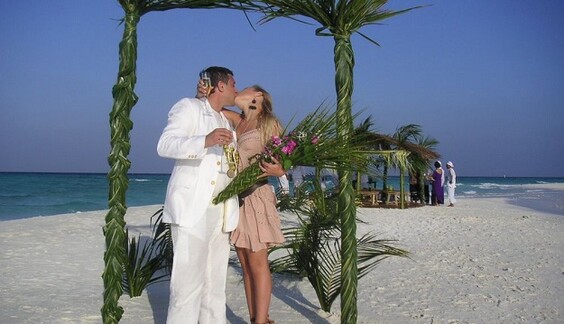 В годовщину смерти мужа Тины Кароль появились фото из семейного архива певицы