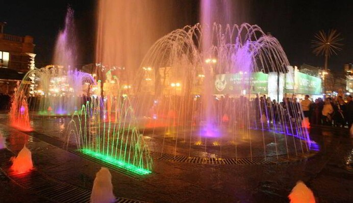 В Киеве в преддверии Евровидения-2017 запустили светомузыкальные фонтаны: опубликовано видео