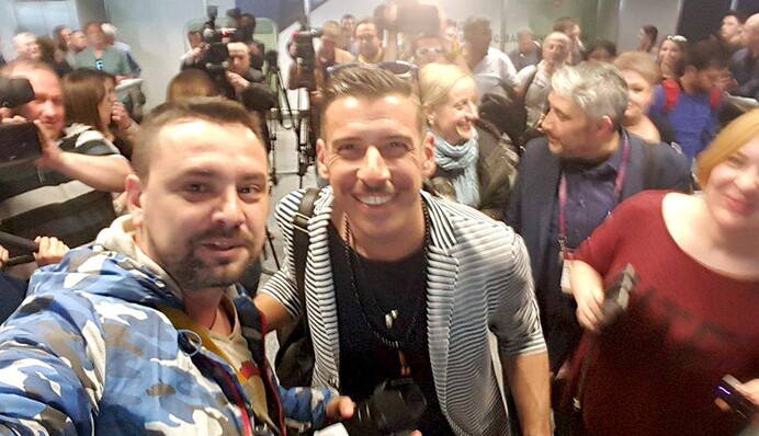 В виде исключения: фаворит Евровидения сделал селфи с журналистом 