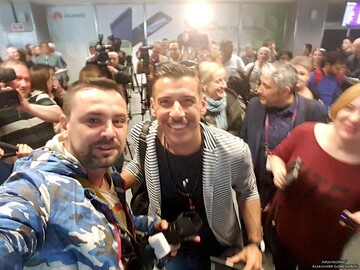 В виде исключения: фаворит Евровидения сделал селфи с журналистом 