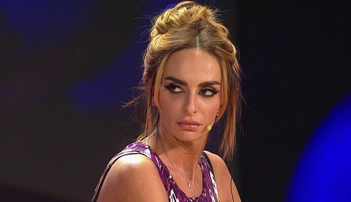 Запрещенная в Украине ведущая пела в Крыму про Путина: опубликовано видео