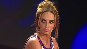 Запрещенная в Украине ведущая пела в Крыму про Путина: опубликовано видео