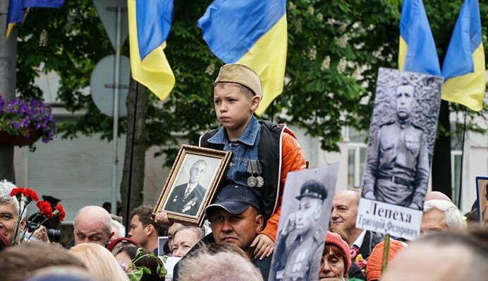 По Киеву с дымом и драками прошел 