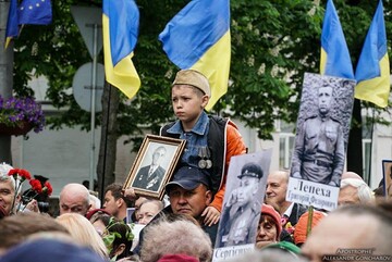 Києвом з димом і бійками пройшов "безсмертний полк": фото з центру столиці