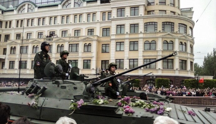 Сгоняли бюджетников и продавали 