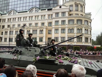 Сгоняли бюджетников и продавали "дедов" на палочке: как в Донецке прошел парад на 9 мая