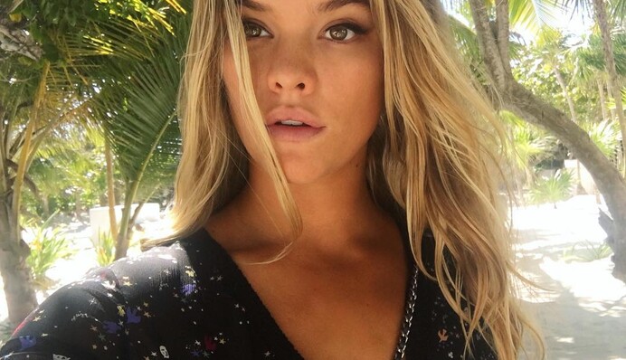 К лету готова: возлюбленная ДиКаприо похвасталась фото в купальнике