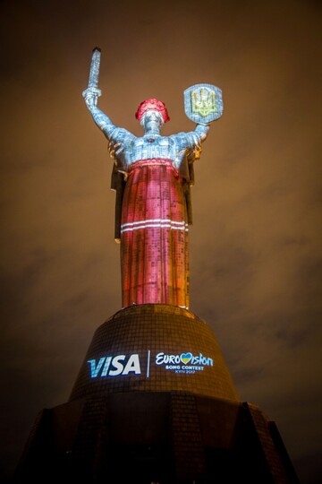 В компании Visa рассказали о ярком украшении монумента Родина-мать к Евровидению-2017
