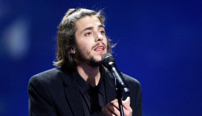 Участник Евровидения-2017 Сальвадор Собрал засветился в киевском баре: опубликовано видео