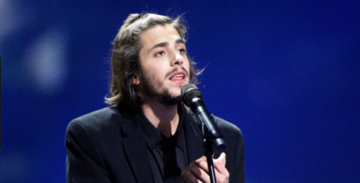 Участник Евровидения-2017 Сальвадор Собрал засветился в киевском баре: опубликовано видео