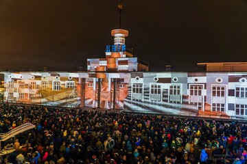 У Києві "з'явився" величезний павук а центр міста став різнокольоровим: яскраві фото з фестивалю світла