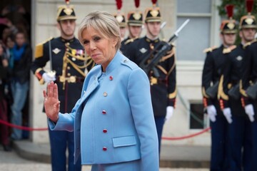 Жену Макрона сравнили с Меланией Трамп и Елизаветой II: опубликованы фото