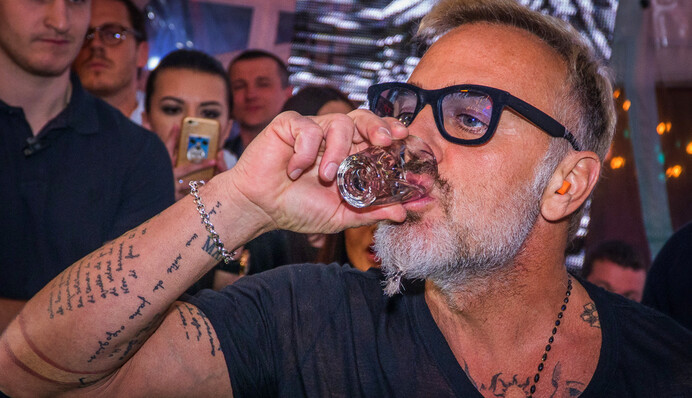 Танцующий миллионер в Украине пил водку и приехал без жены: эксклюзивные фото и видео