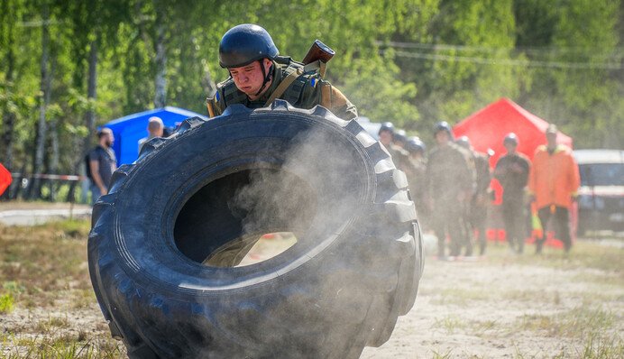 Під Києвом нацгвардійці тягали шини і штовхали вантажівки: захоплюючі фото