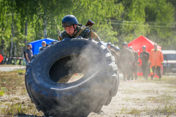 Під Києвом нацгвардійці тягали шини і штовхали вантажівки: захоплюючі фото