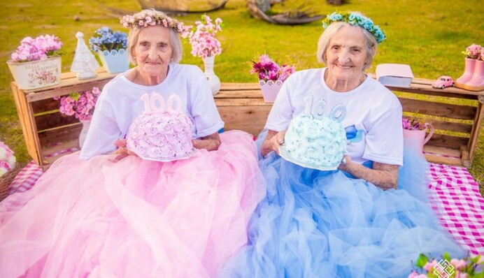 100-летние сестры-близнецы покорили сеть трогательными фото