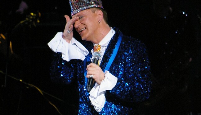 Запрещенный в Украине российский артист на дорогой иномарке угодил в ДТП: появилось видео