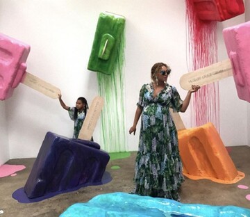 Беременная двойней Бейонсе засветила на вечеринке огромный живот: опубликованы фото