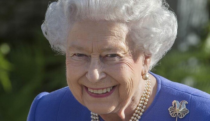 91-летняя Елизавета II порадовала ярким нарядом: появились фото и видео