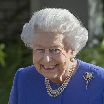 91-летняя Елизавета II порадовала ярким нарядом: появились фото и видео