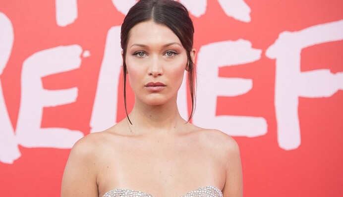 Полиция моды: популярная модель взорвала сеть фуражкой от украинского дизайнера