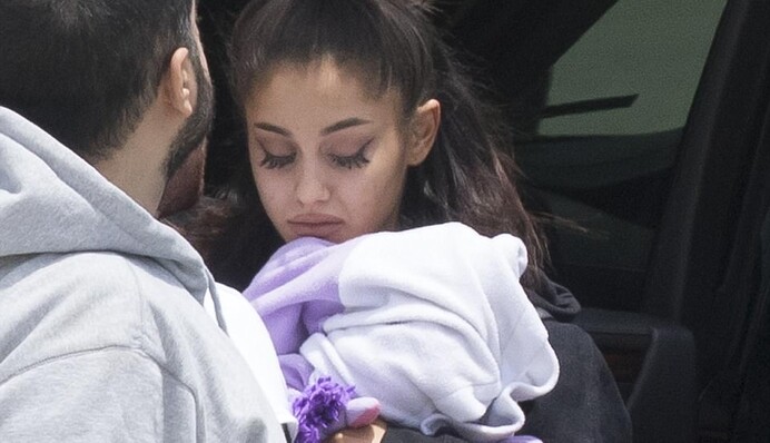 Сломленная и заплаканная: появились первые фото Арианы Гранде после теракта в Манчестере