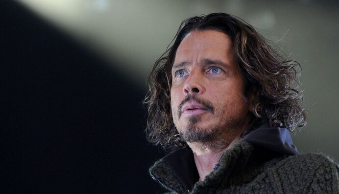 Брэд Питт, Кортни Лав и плачущие фанаты: появились фото и видео похорон Криса Корнелла