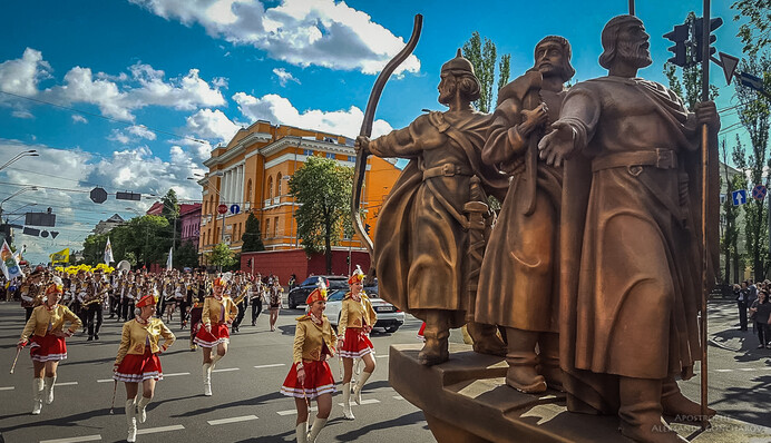 У вишиванках і під звуки труб: яскраві фото з мегамаршу в Києві