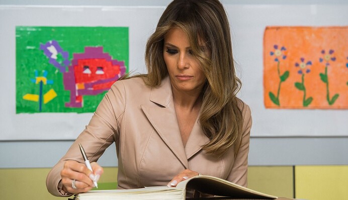 Мелания Трамп вышла в свет в наряде за 51,5 тыс. долларов: опубликованы фото