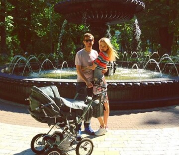 Дмитрий Ступка растрогал сети снимком с новорожденной дочерью