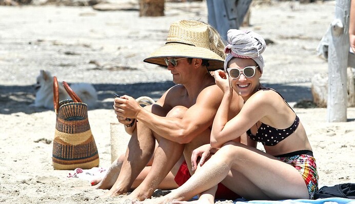 Орландо Блум развлекся на пляже с новой пассией: опубликованы фото