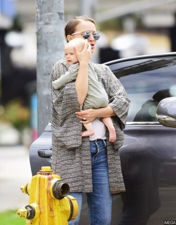 Папарацци впервые засняли лицо маленькой дочери Натали Портман: опубликованы фото