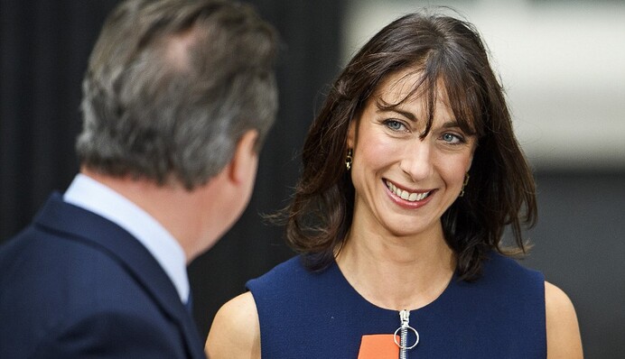 Жена экс-премьера Великобритании взбудоражила сеть постельным фото