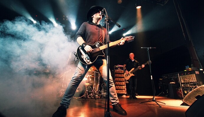 Не смыть ни водкой, ни мылом: легендарная рок-группа оказалась в 