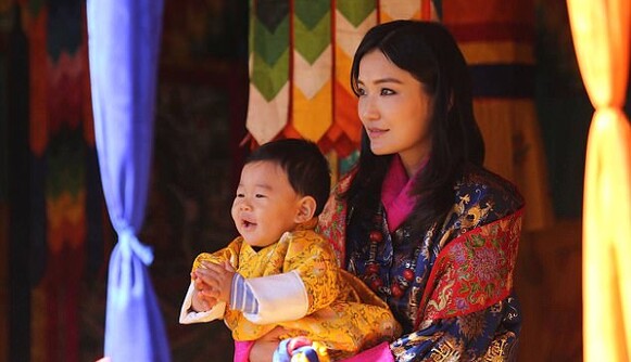 Сеть покорили фото подросшего принца Бутана и его матери - тибетской Кейт Миддлтон