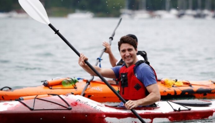 Премьер с веслом: Джастин Трюдо порадовал фото на байдарке