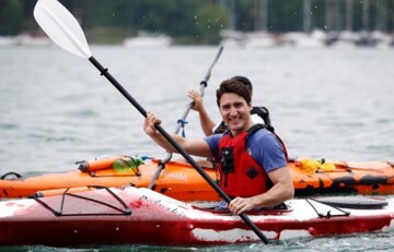 Премьер с веслом: Джастин Трюдо порадовал фото на байдарке