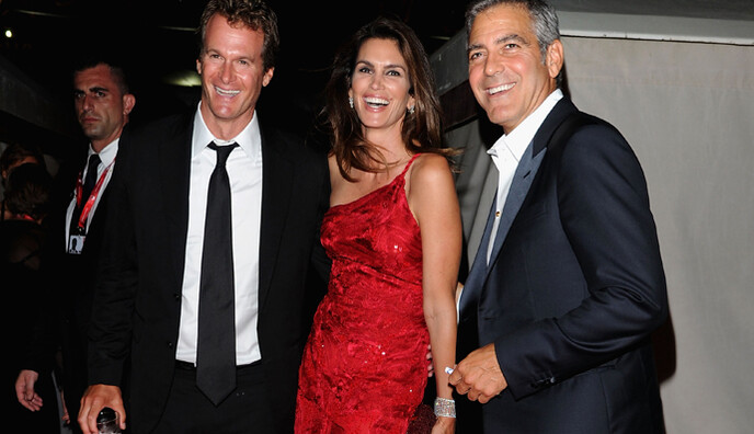 Муж Синди Кроуфорд смешно поздравил Джорджа Клуни с отцовством: опубликовано видео