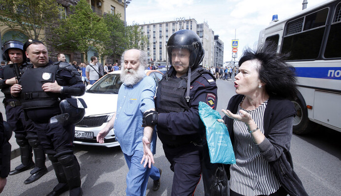 Протести в Росії: Кремль обрав два шляхи боротьби з ворогами