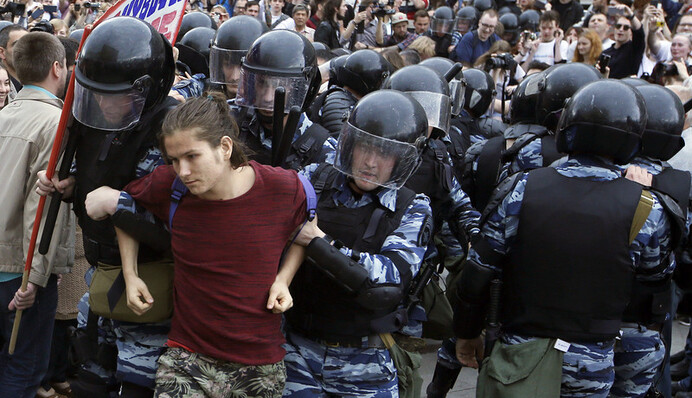 Силовики Путина бросали в автозаки и старых, и молодых: яркие фото протестов в России