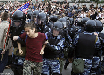 Силовики Путина бросали в автозаки и старых, и молодых: яркие фото протестов в России