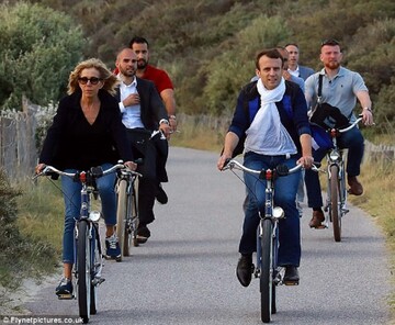 Папарацци поймали Макрона с женой за веселым занятием: опубликованы фото