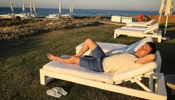 Красавчик-ведущий Евровидения похвастался шикарным отдыхом со своей невестой: появились фото