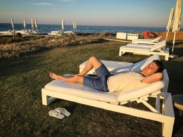 Красавчик-ведущий Евровидения похвастался шикарным отдыхом со своей невестой: появились фото