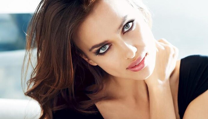 В одних трусах: модный фотограф показал недавно родившую россиянку Шейк